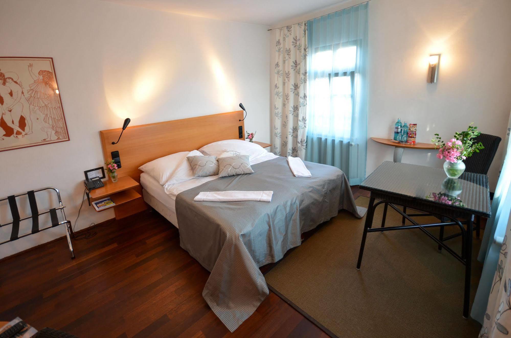 Restaurant & ****Hotel Hoeerhof Idstein Bagian luar foto